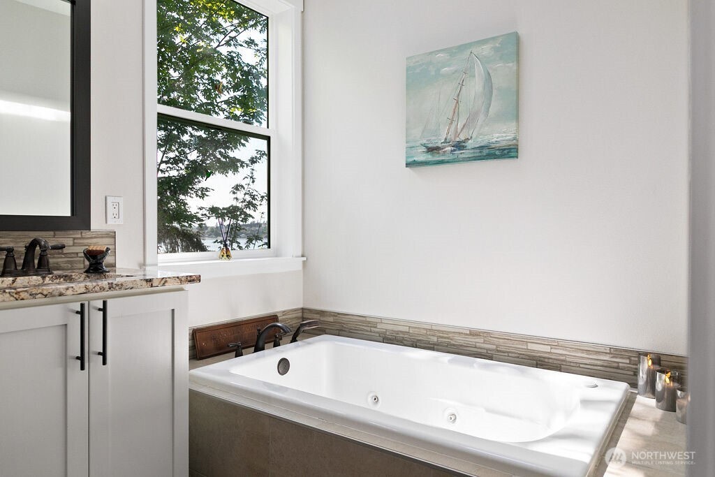 4652 E Hillcrest Drive , Port Orchard, WA 98366