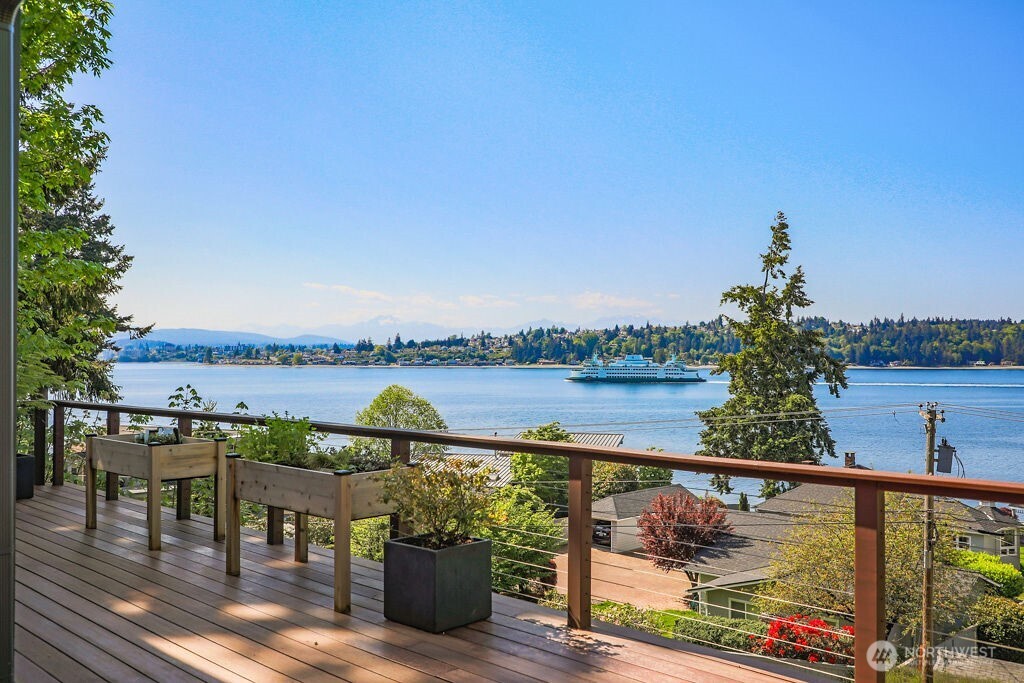4652 E Hillcrest Drive , Port Orchard, WA 98366