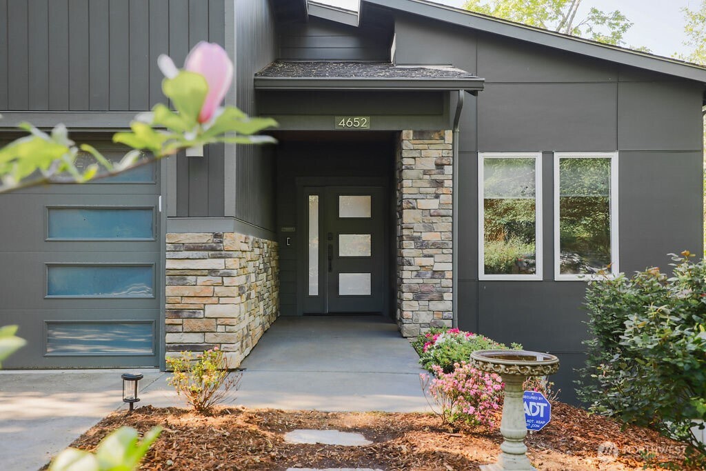 4652 E Hillcrest Drive , Port Orchard, WA 98366