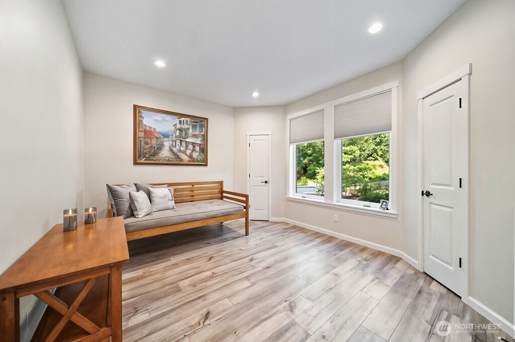 4652 E Hillcrest Drive , Port Orchard, WA 98366