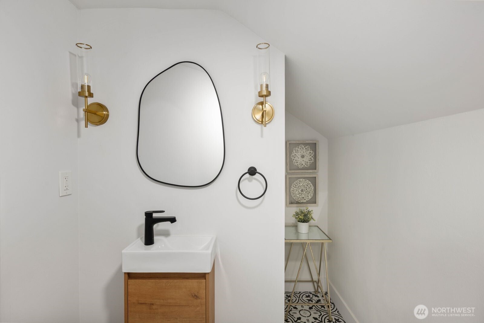 512 NW 44th Street , Seattle, WA 98107