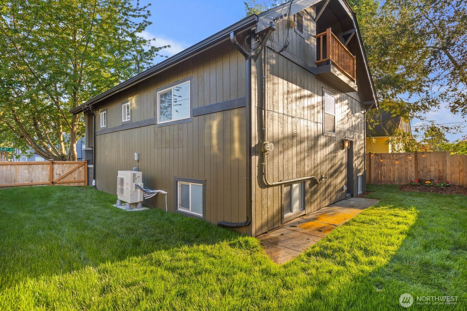512 NW 44th Street , Seattle, WA 98107
