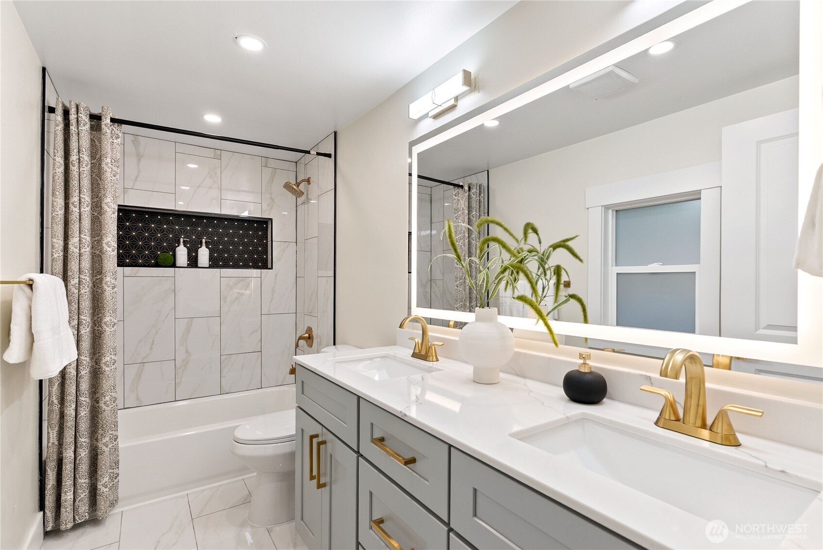 22518 Dorre Don Way , Maple Valley, WA 98038