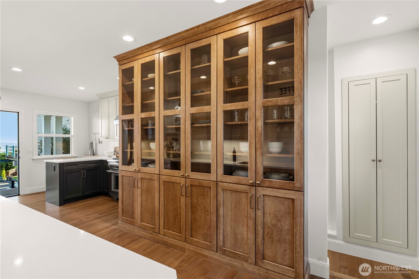 321 Lee Street , Seattle, WA 98109