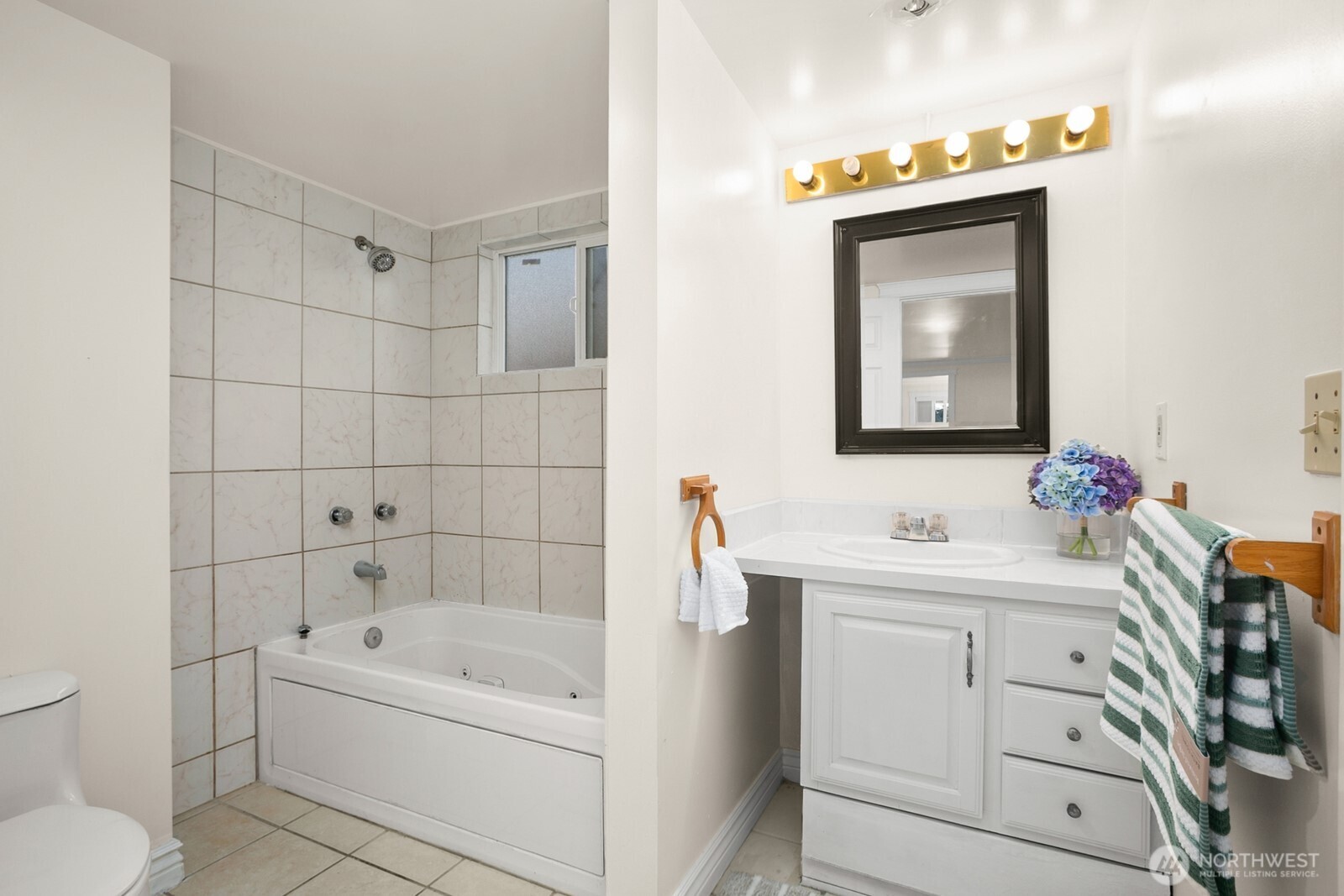 1520 S Bennett Street , Seattle, WA 98108