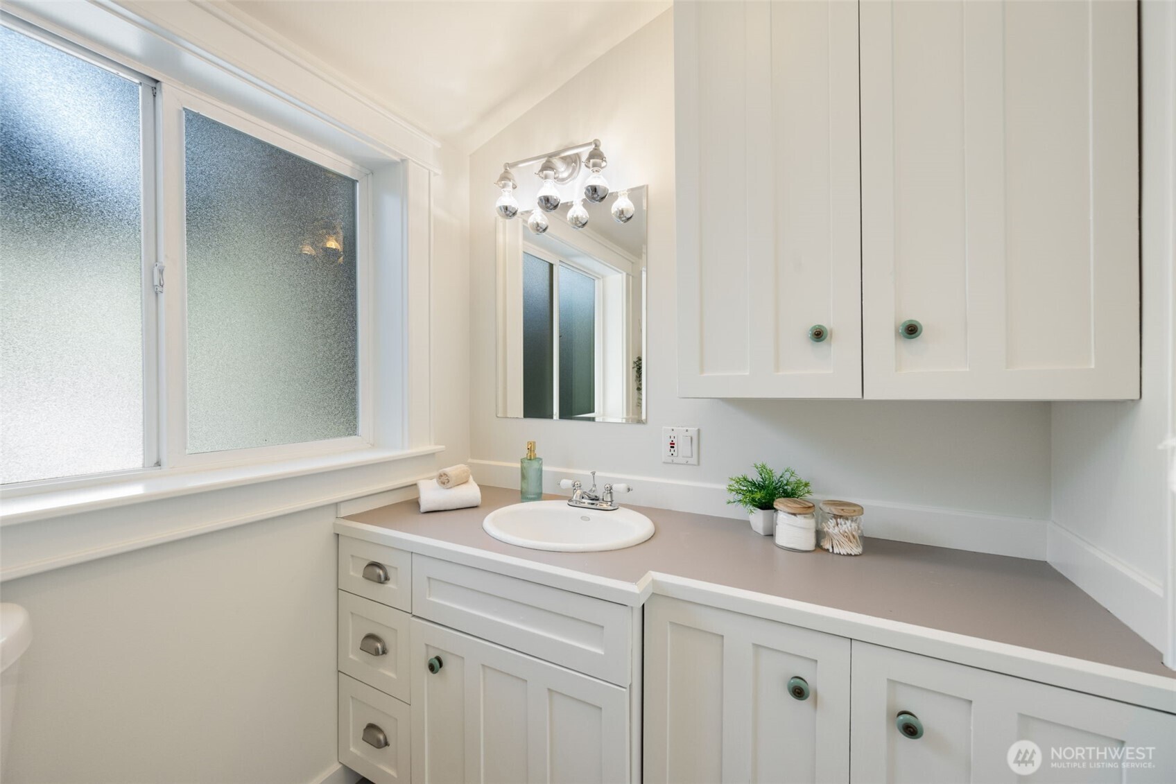 2516 3rd Avenue W, Seattle, WA 98119