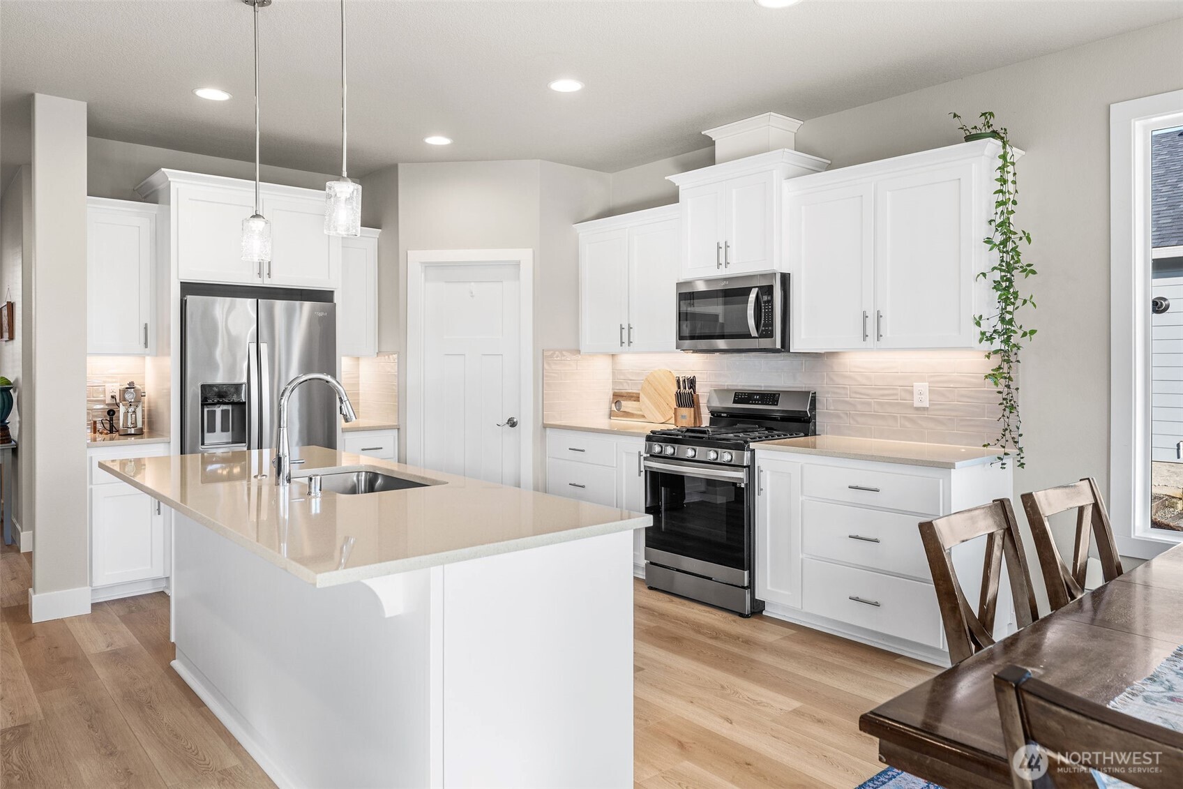 826 W Golden Eagle Avenue , La Center, WA 98629
