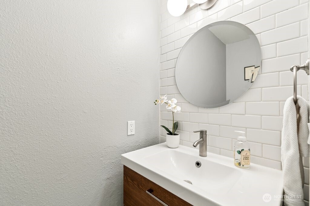1830 216th Place NE, Sammamish, WA 98074-4115