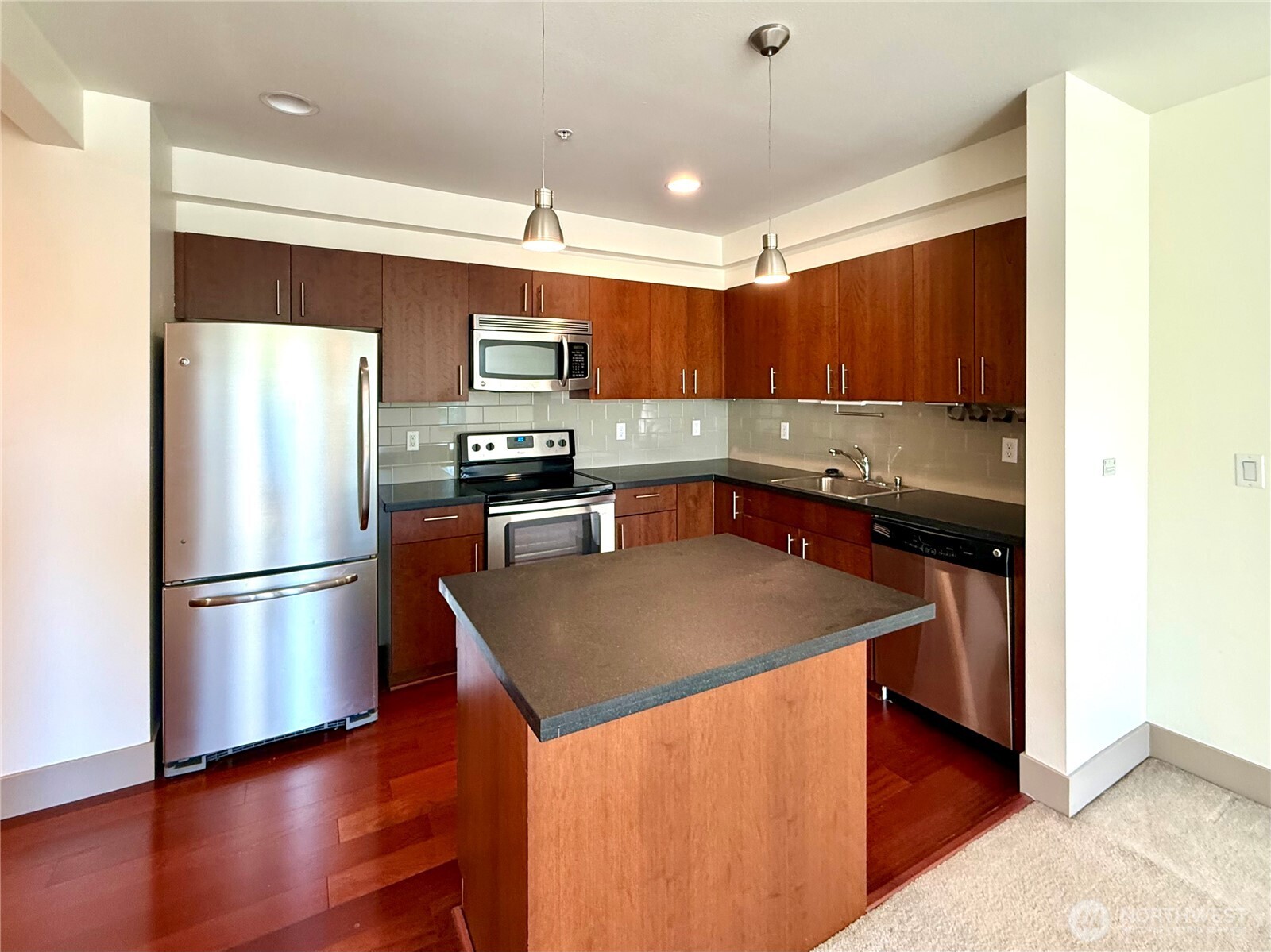 4547 8th Avenue NE #204, Seattle, WA 98105