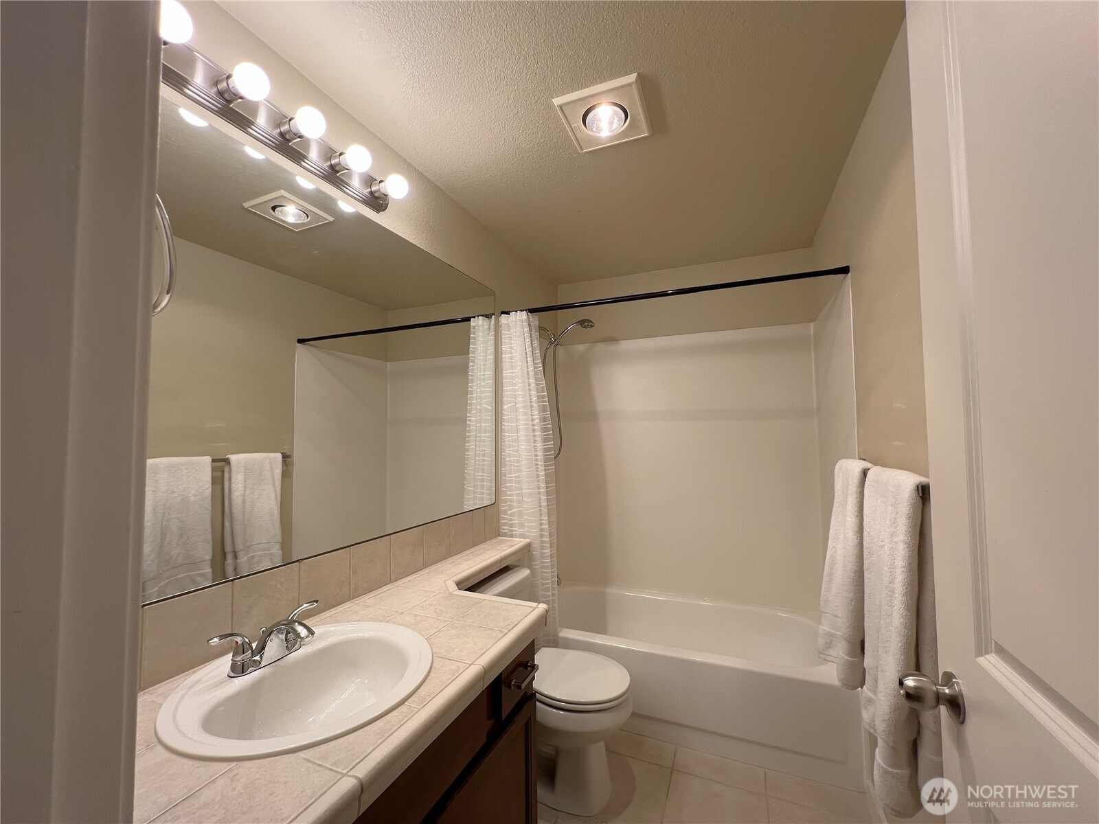 11527 HWY99 #D 303, Everett, WA 98204