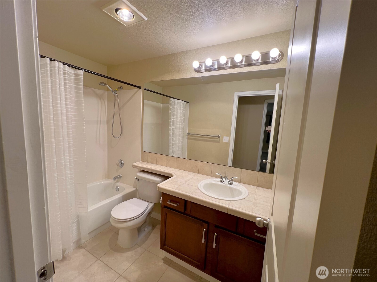 11527 HWY99 #D 303, Everett, WA 98204