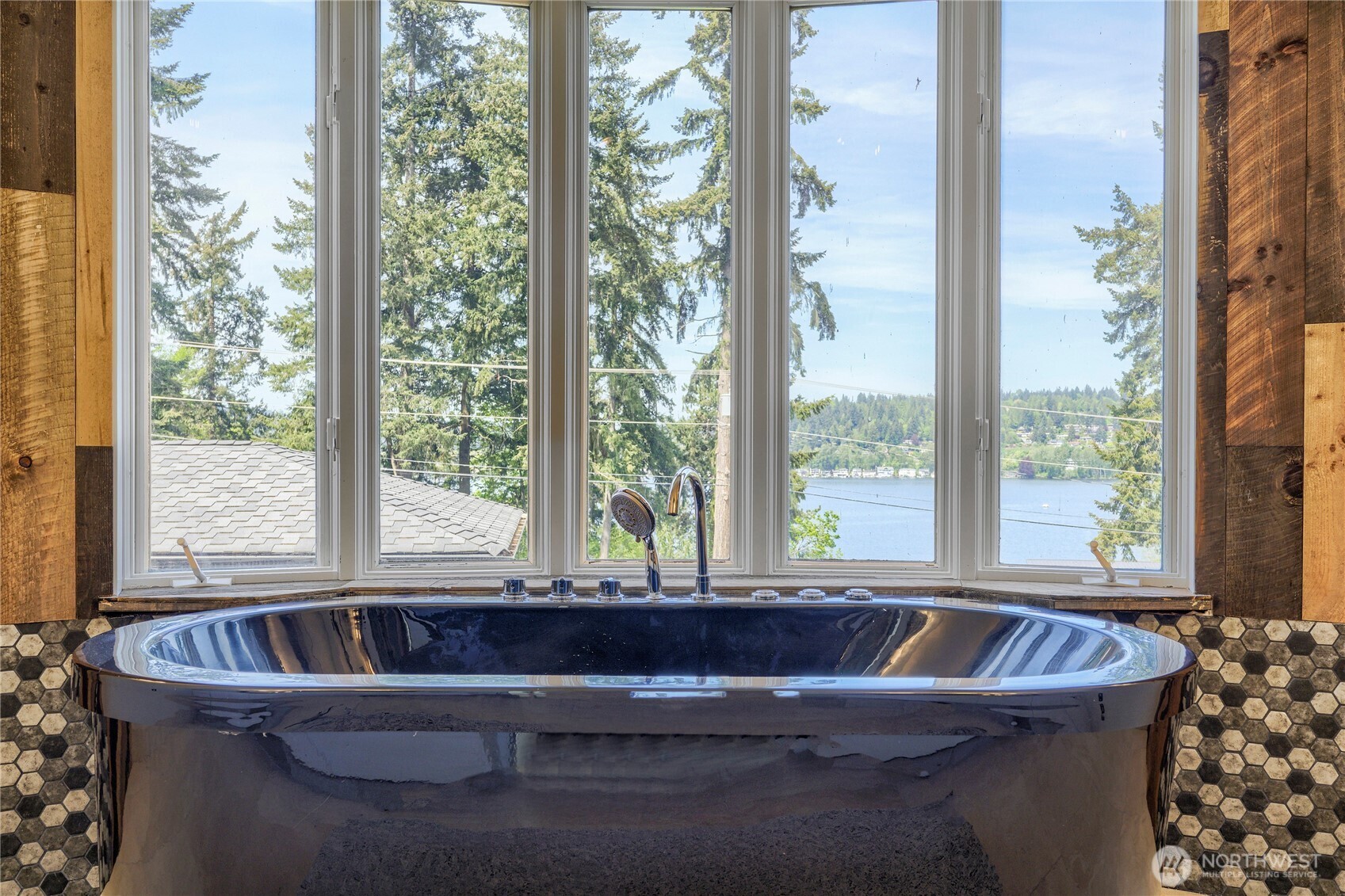 16066 NE Inglewood Road , Kenmore, WA 98028