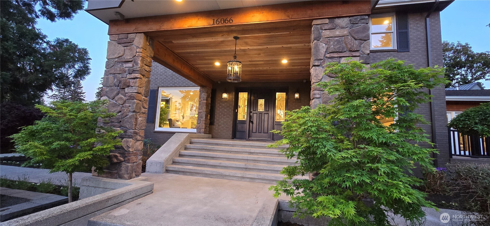 16066 NE Inglewood Road , Kenmore, WA 98028