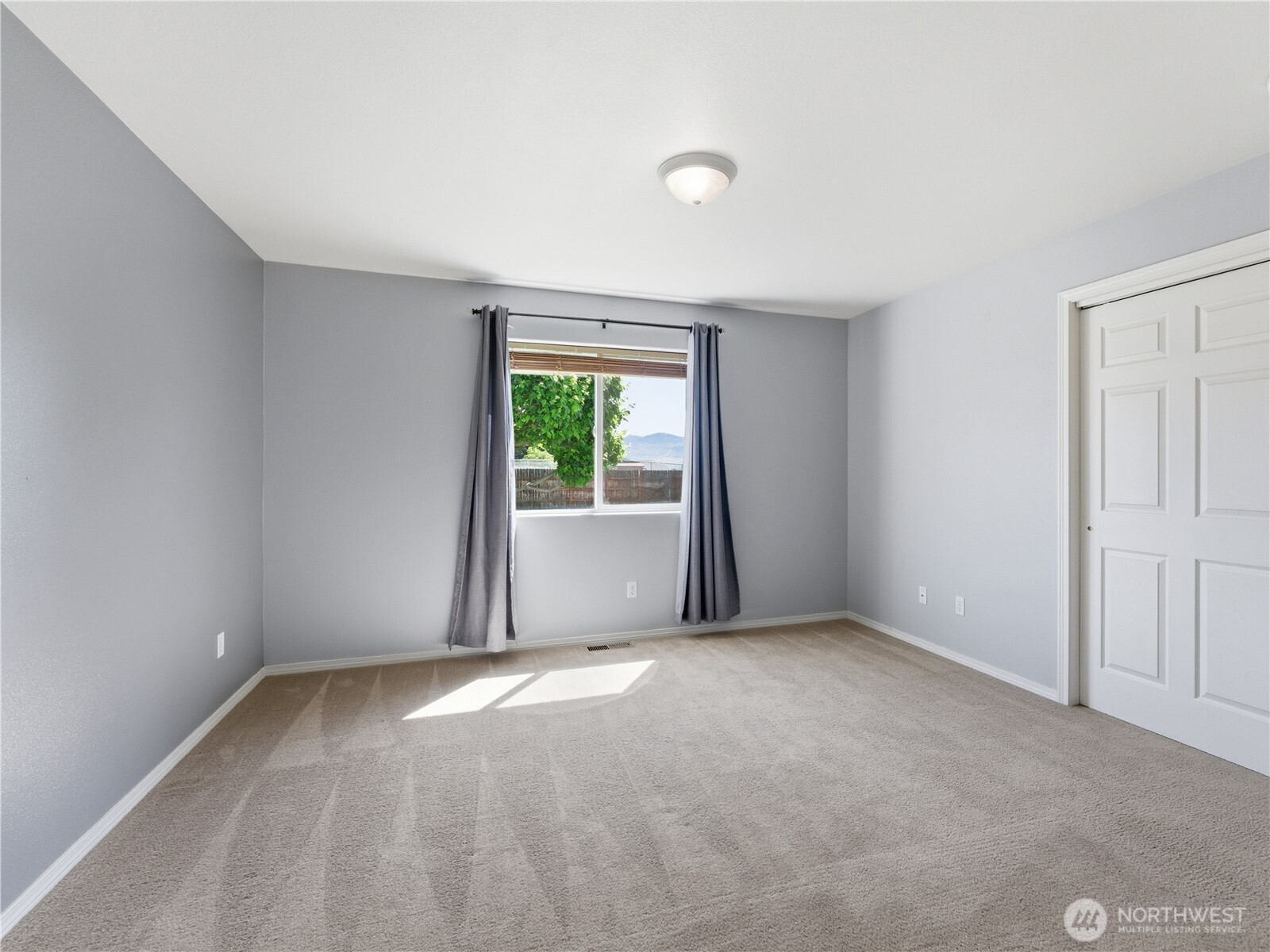 573 S James Avenue , East Wenatchee, WA 98802