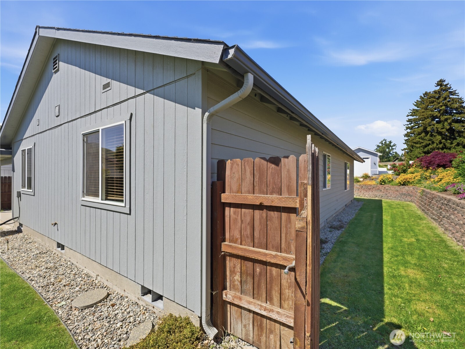 573 S James Avenue , East Wenatchee, WA 98802