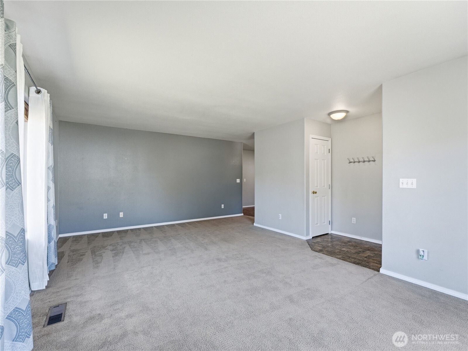 573 S James Avenue , East Wenatchee, WA 98802