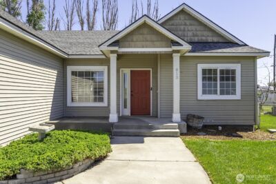 813 NW Sunburst Court , Moses Lake, WA 98837 - Photo 2