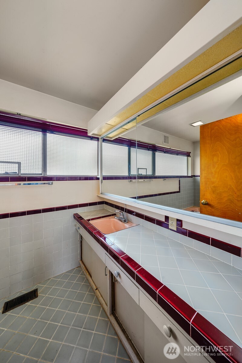 2512 S Raymond Street , Seattle, WA 98108