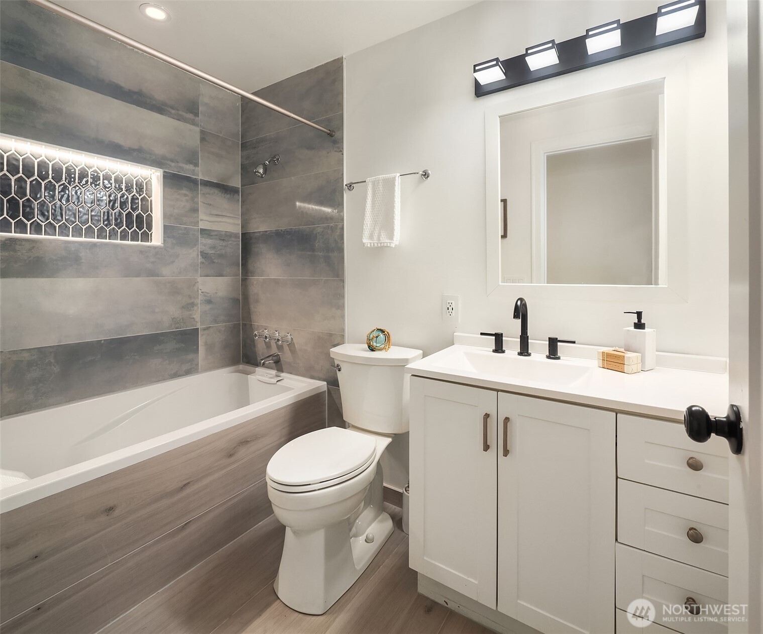 1421 NW 196th St , Shoreline, WA 98177