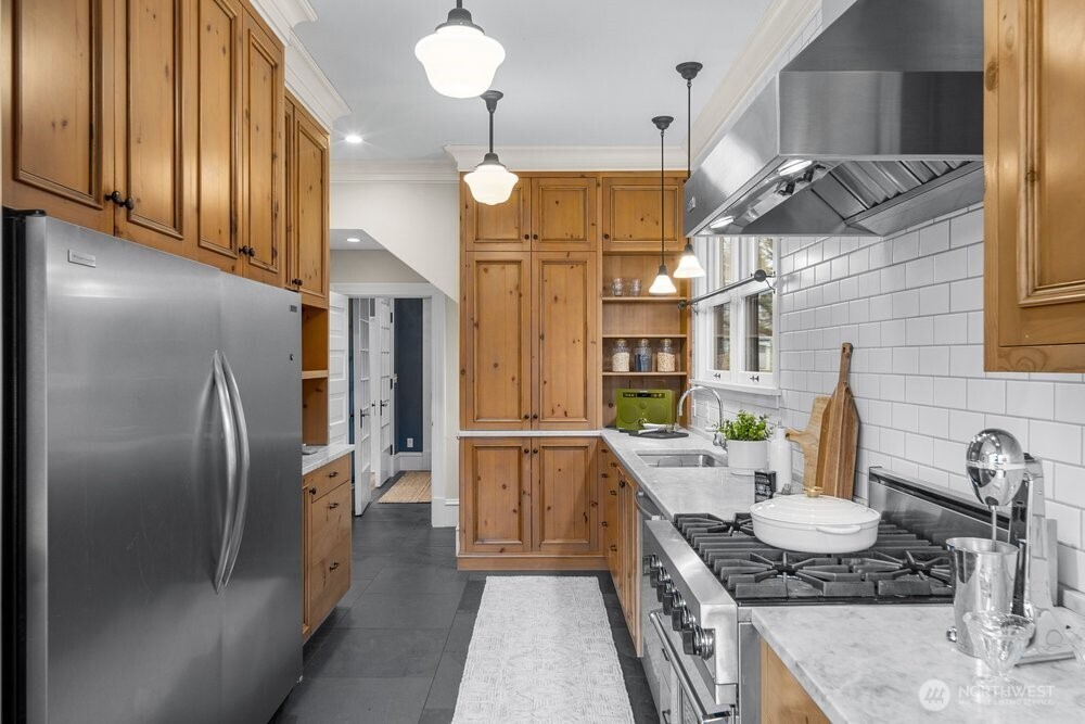 610 16th Avenue E, Seattle, WA 98112