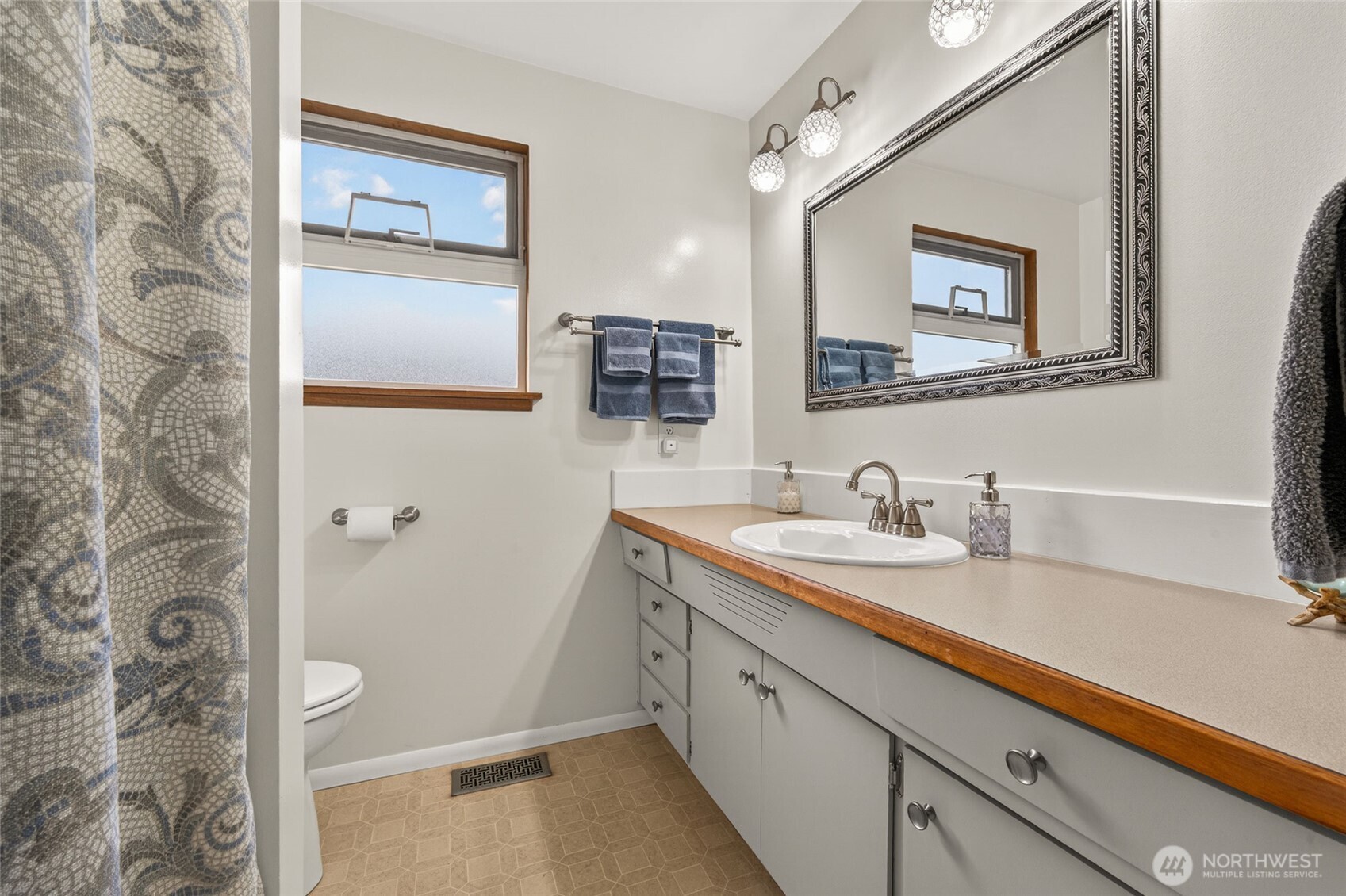 807 Jefferson Avenue NE, Renton, WA 98056-3721