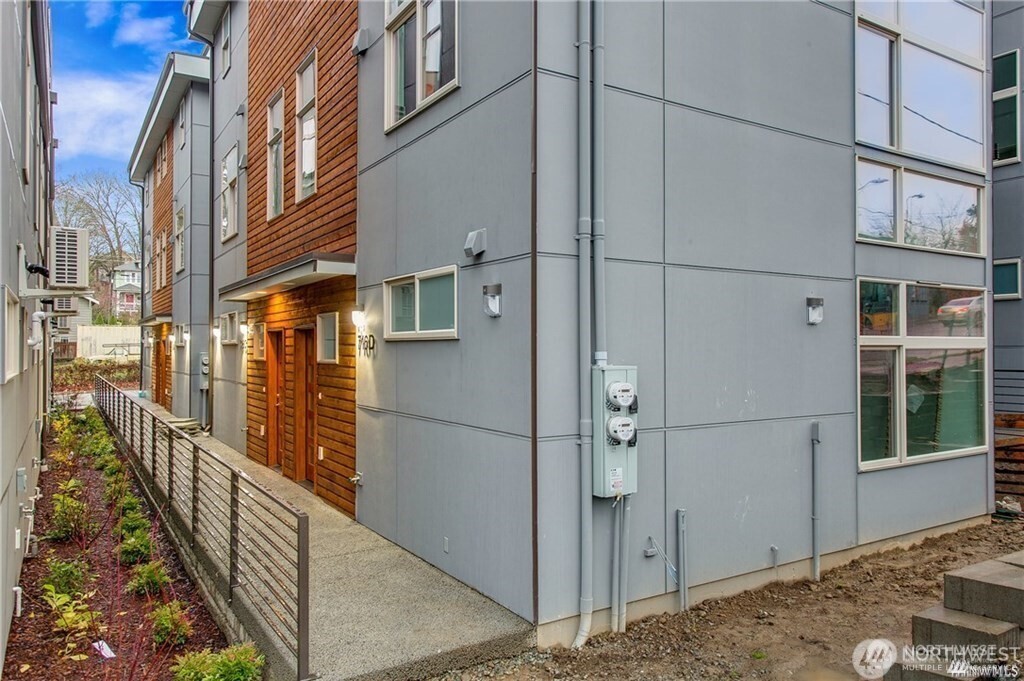 716 Martin Luther King Jr. Way #B, Seattle, WA 98122