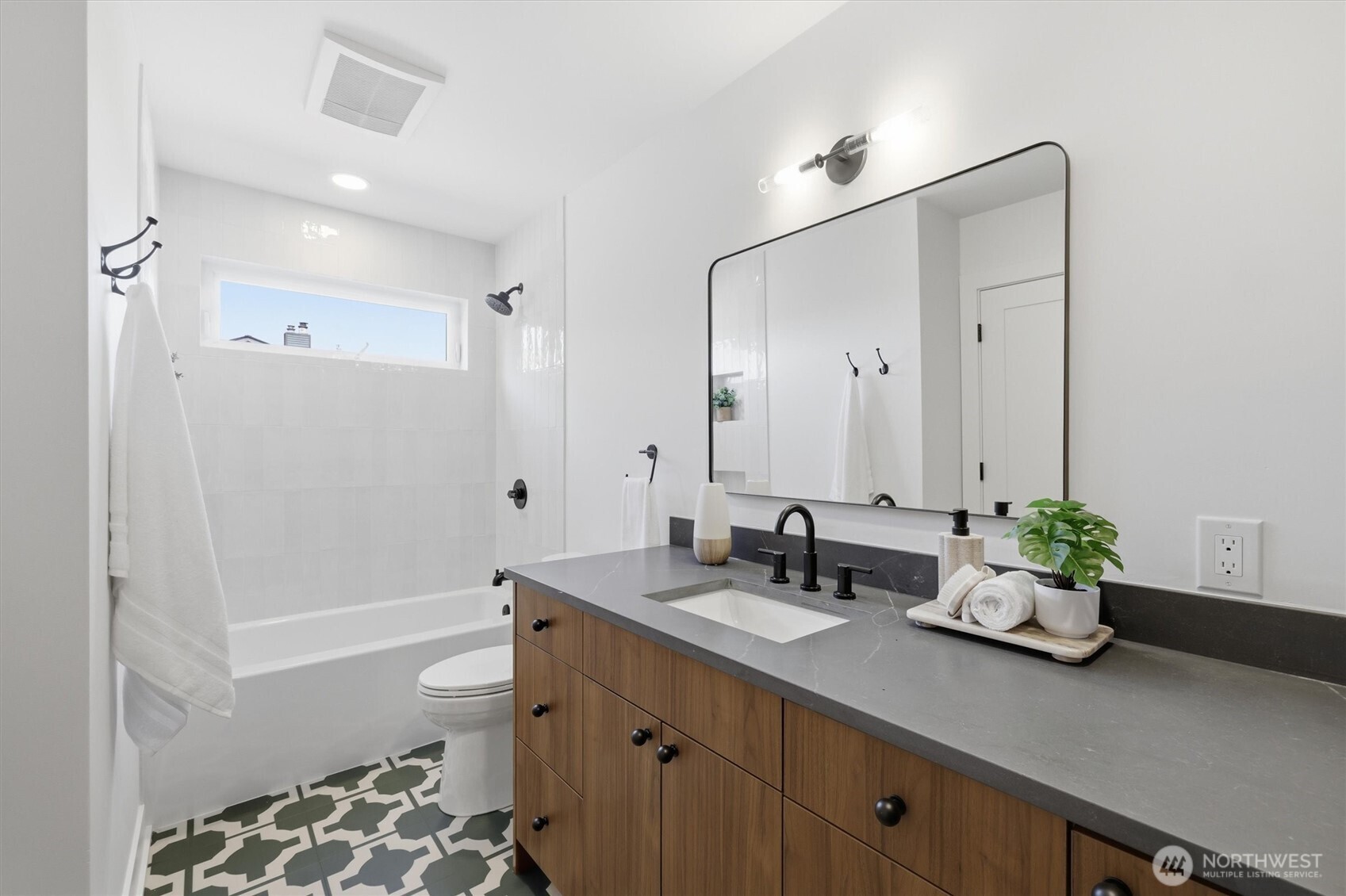 909 32nd Avenue S #B, Seattle, WA 98144