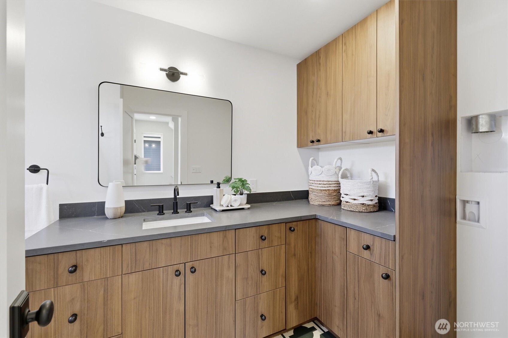 909 32nd Avenue S #B, Seattle, WA 98144