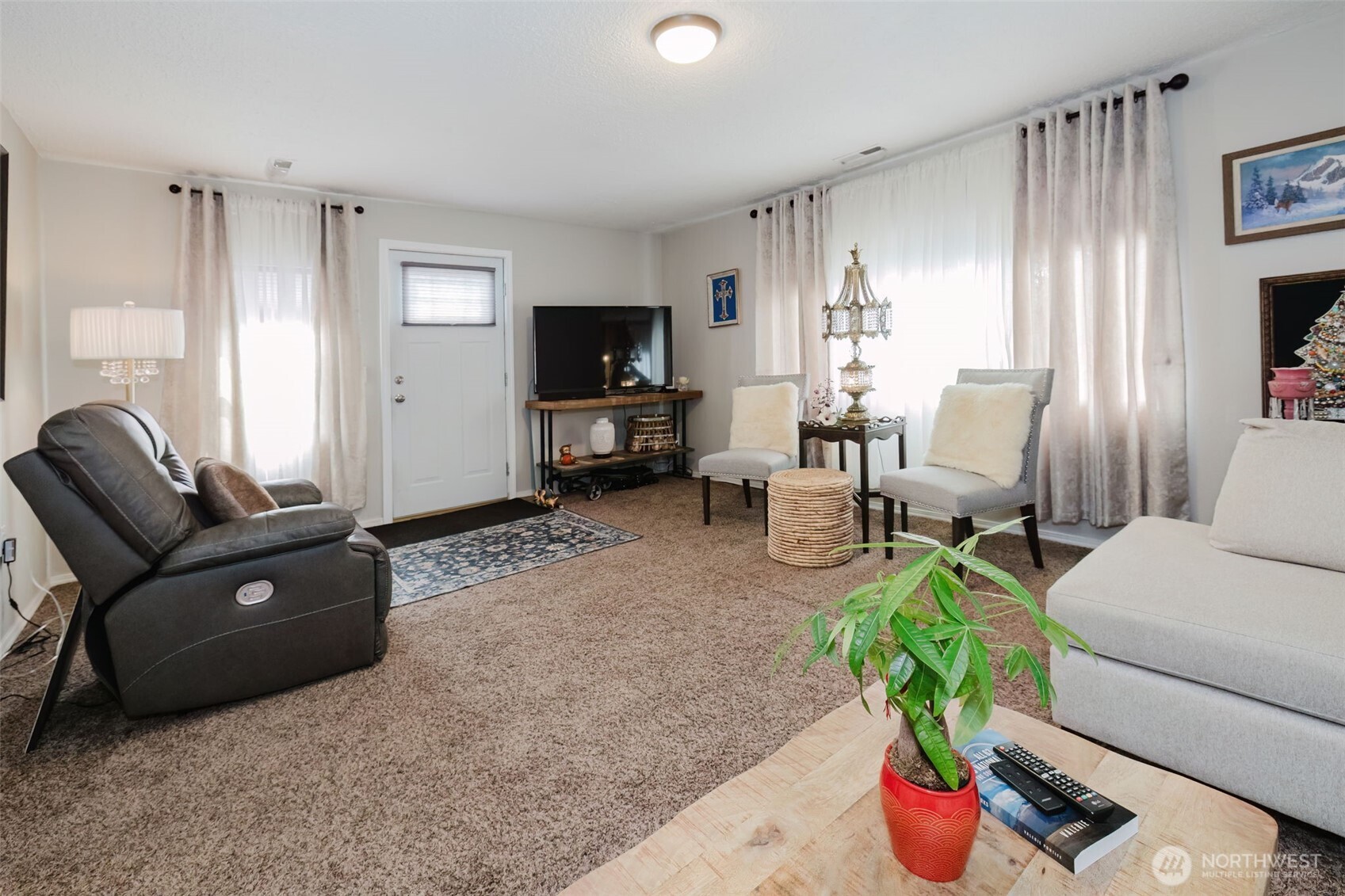 880 Hogan Lane , Bremerton, WA 98311