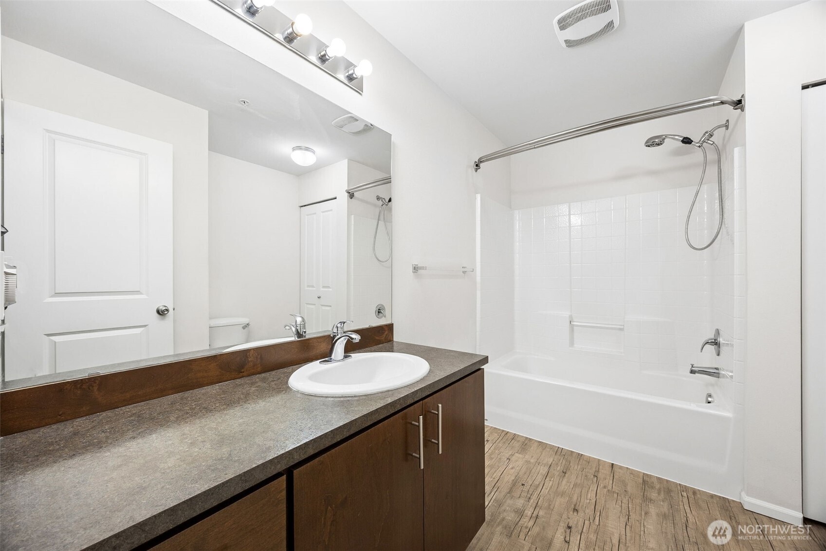 21048 40th Place S #J2, SeaTac, WA 98198