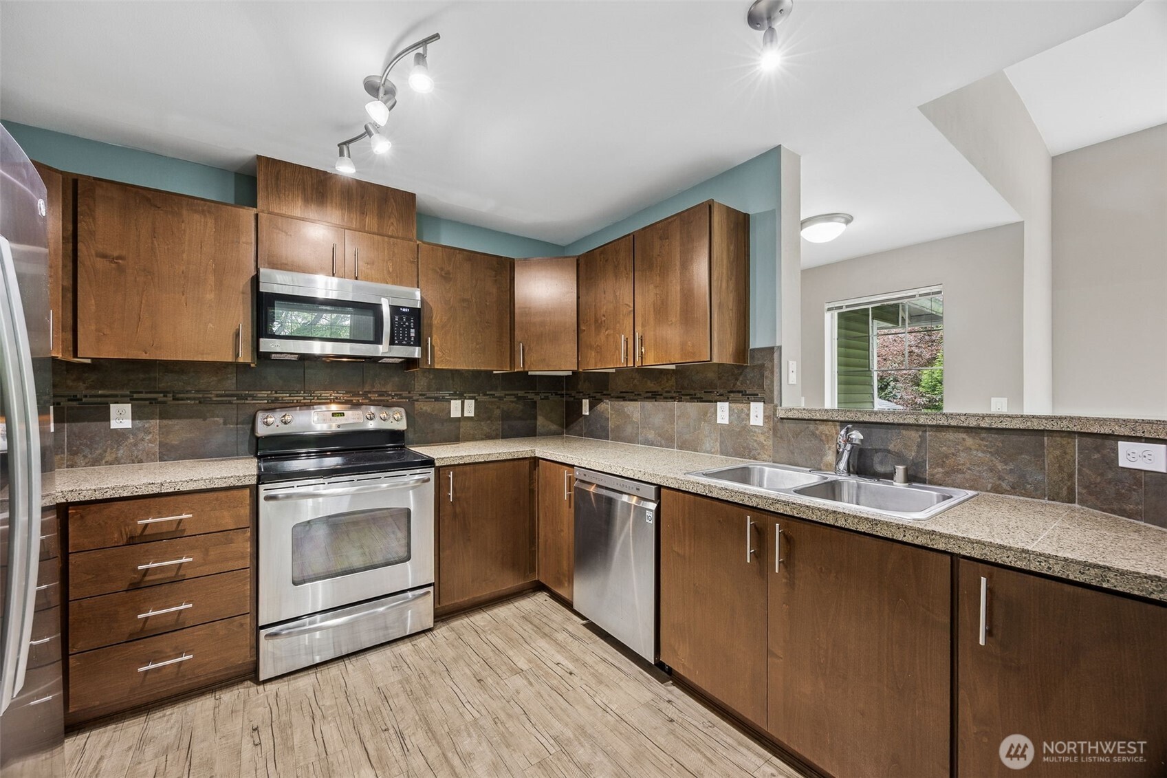 21048 40th Place S #J2, SeaTac, WA 98198