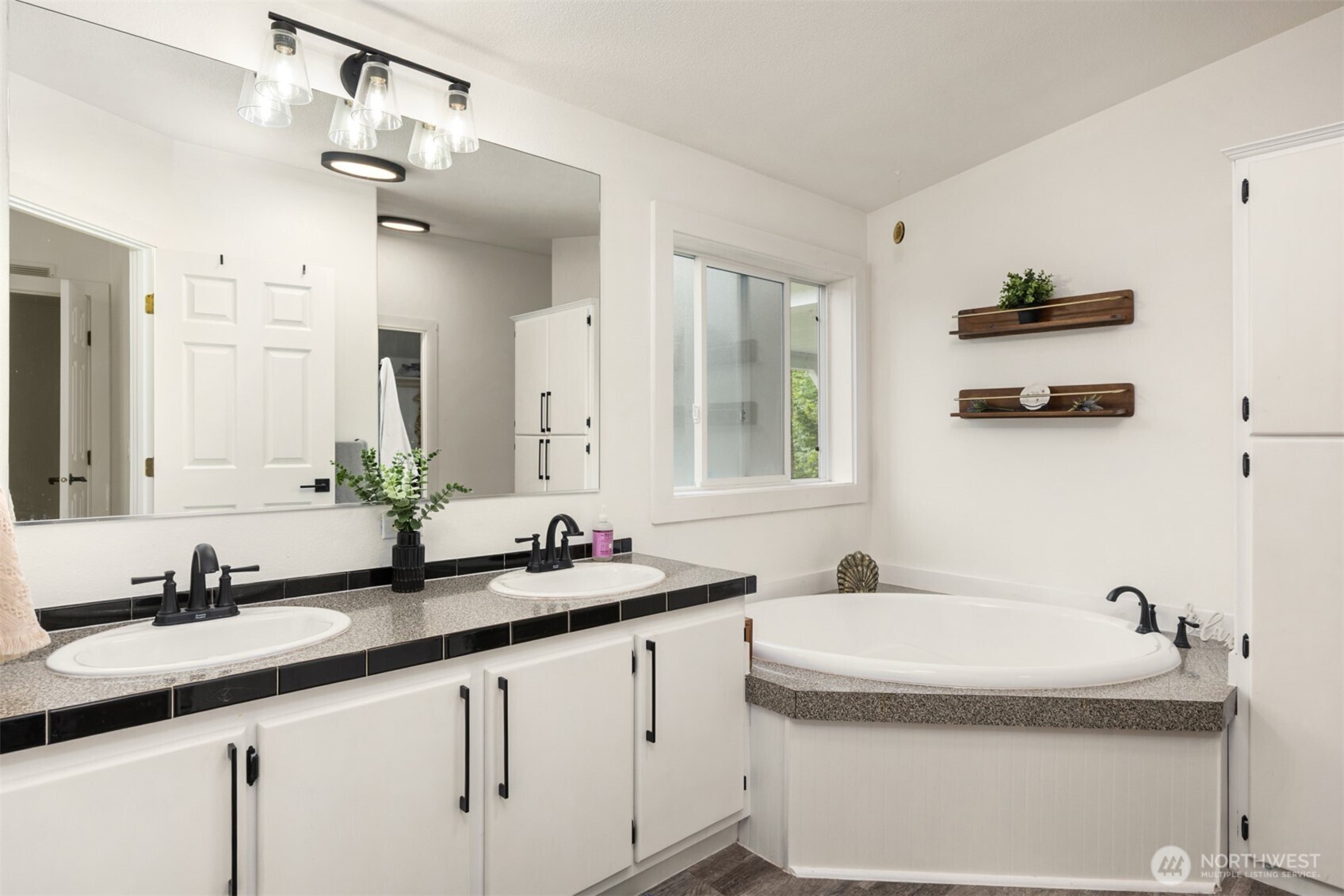 6009 NE Gunderson Road , Poulsbo, WA 98370-8838