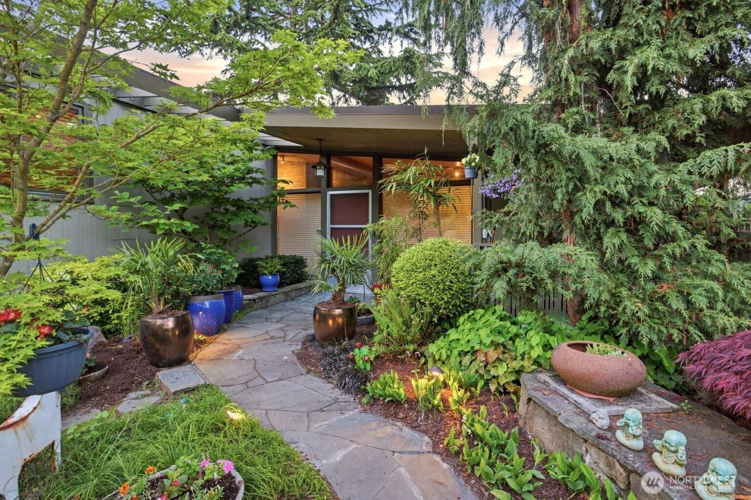 2514 Shoreland Drive S, Seattle, WA 98144