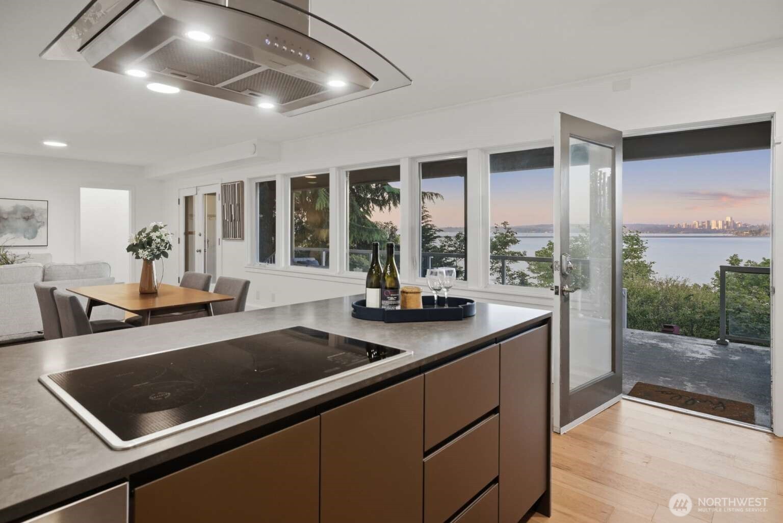 2514 Shoreland Drive S, Seattle, WA 98144