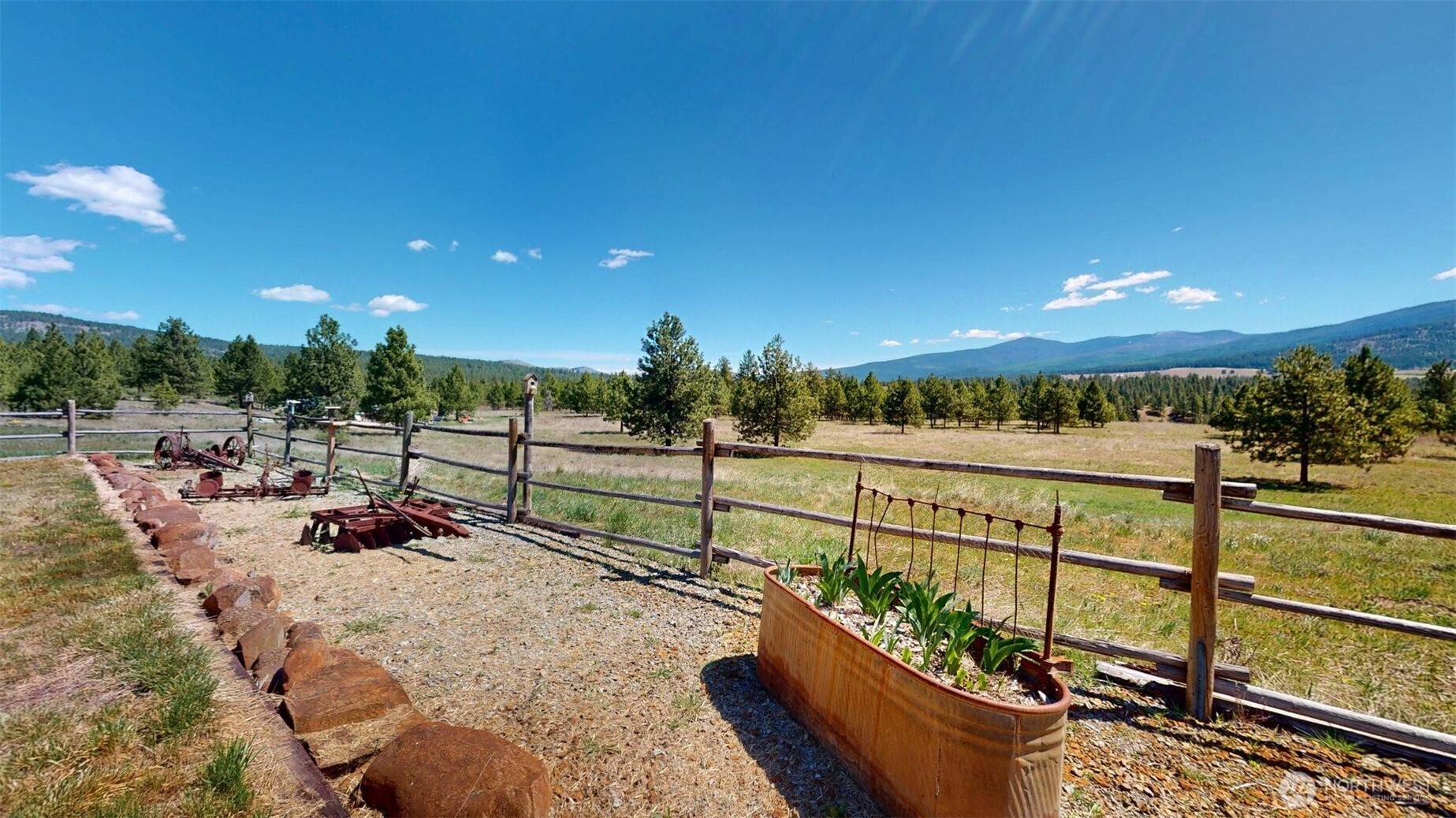 37 No Name Rd , Oroville, WA 98855