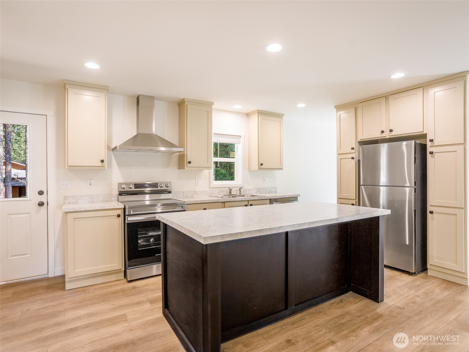 321 N Mountain View Drive , Hoodsport, WA 98548