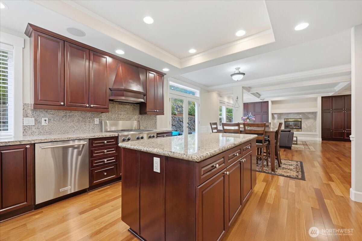 24121 NE 1st Place , Sammamish, WA 98074