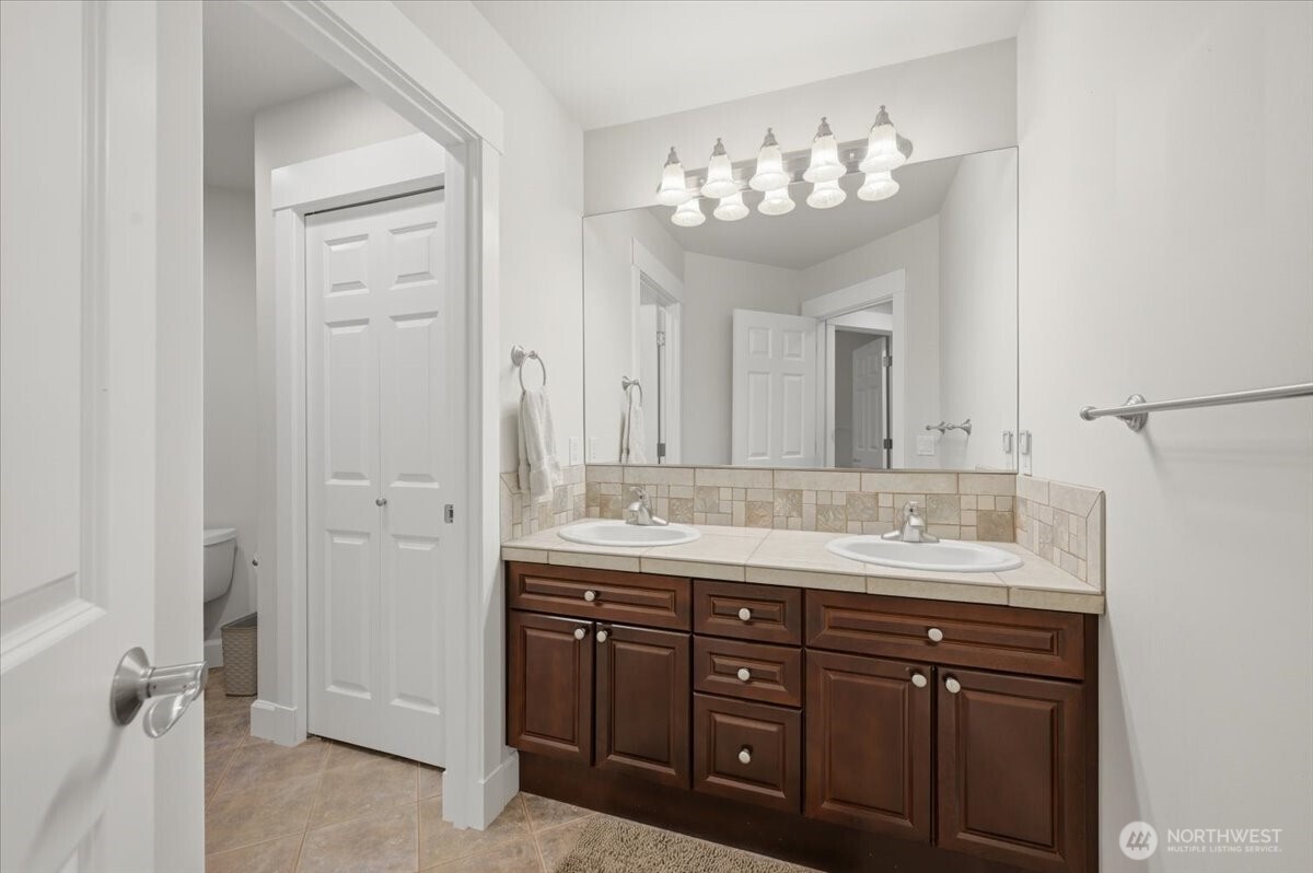 24121 NE 1st Place , Sammamish, WA 98074