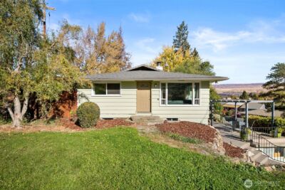 1216 Crawford , Wenatchee, WA 98801 - Photo 2