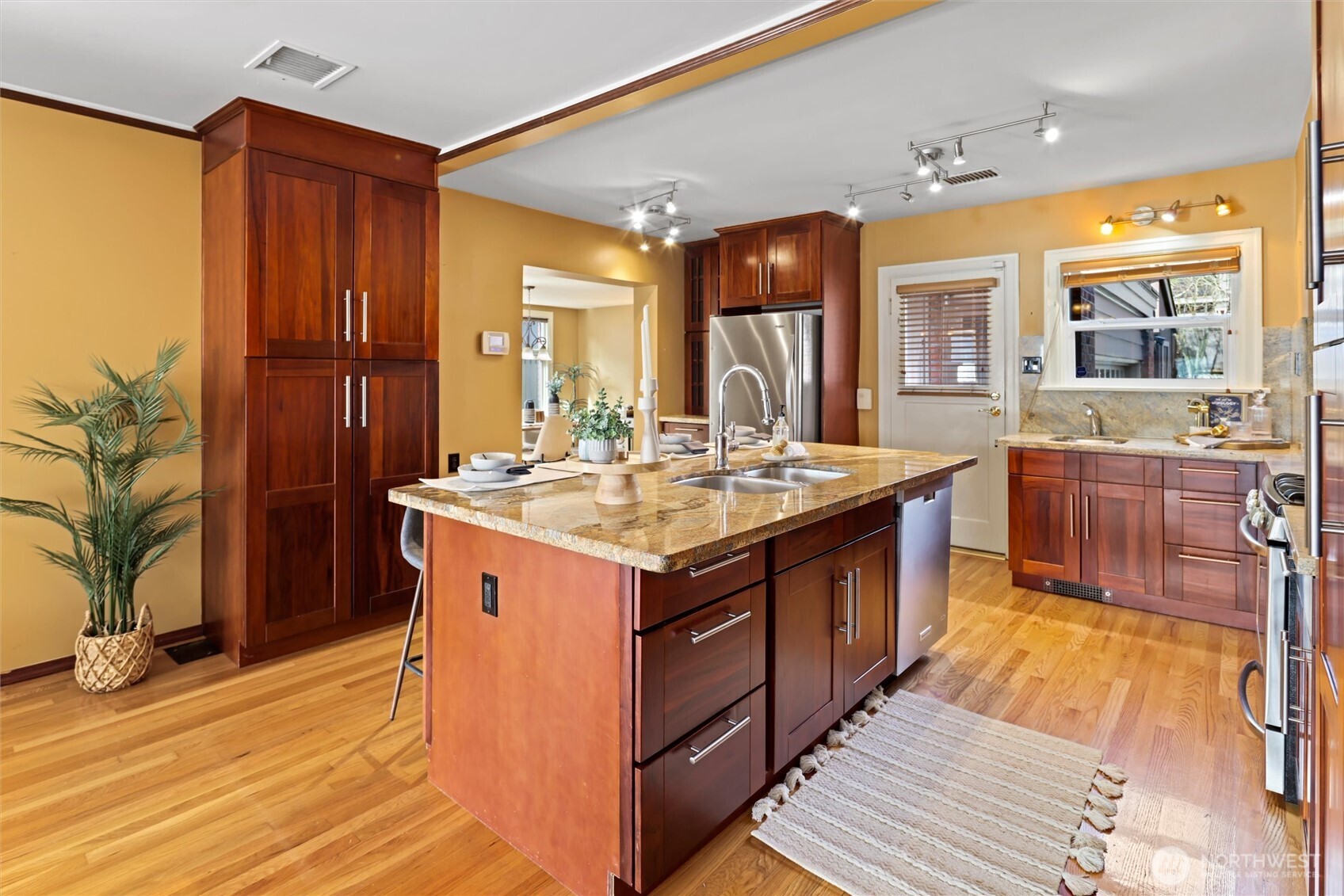 4728 NE 172nd Street , Lake Forest Park, WA 98155