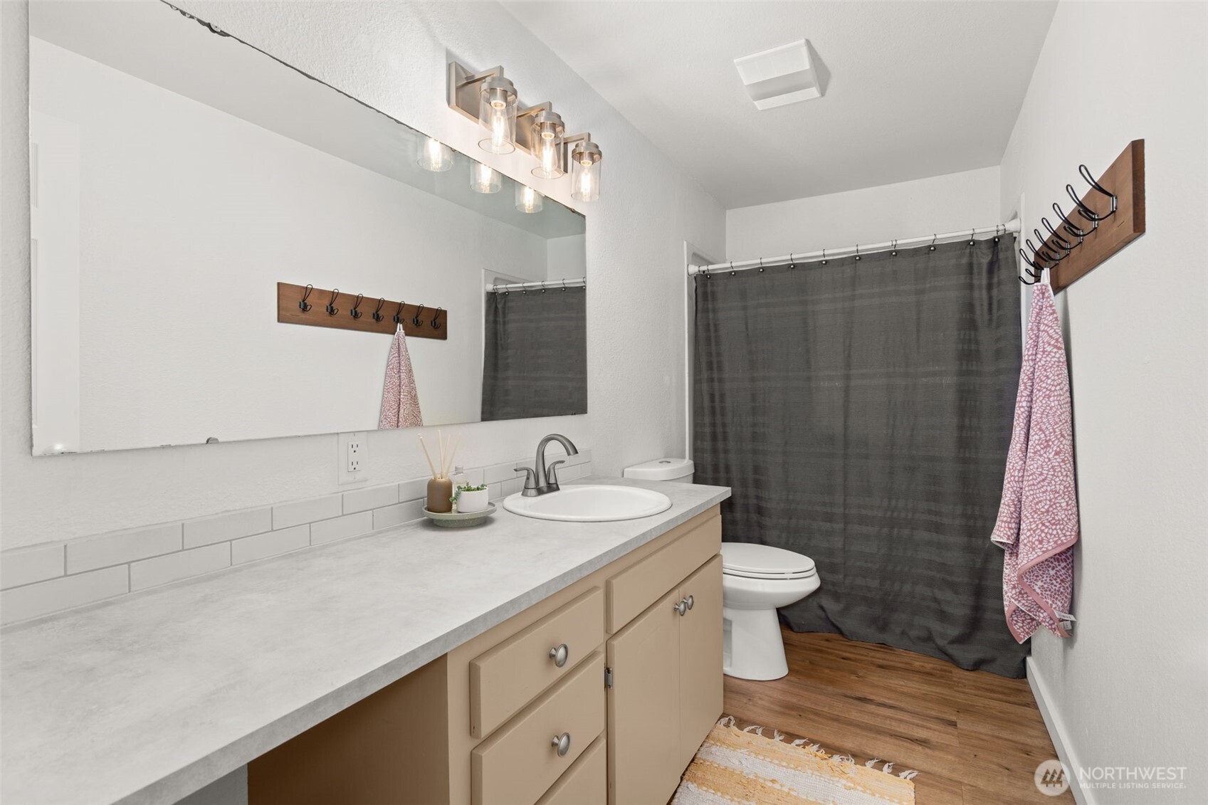 708 NE Eaton Court , Castle Rock, WA 98611
