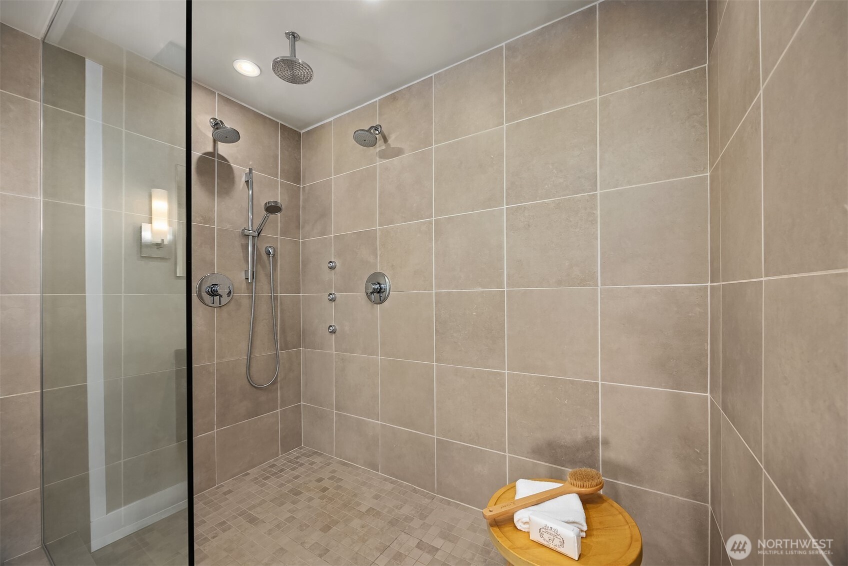 8902 NE 117th Place , Kirkland, WA 98034