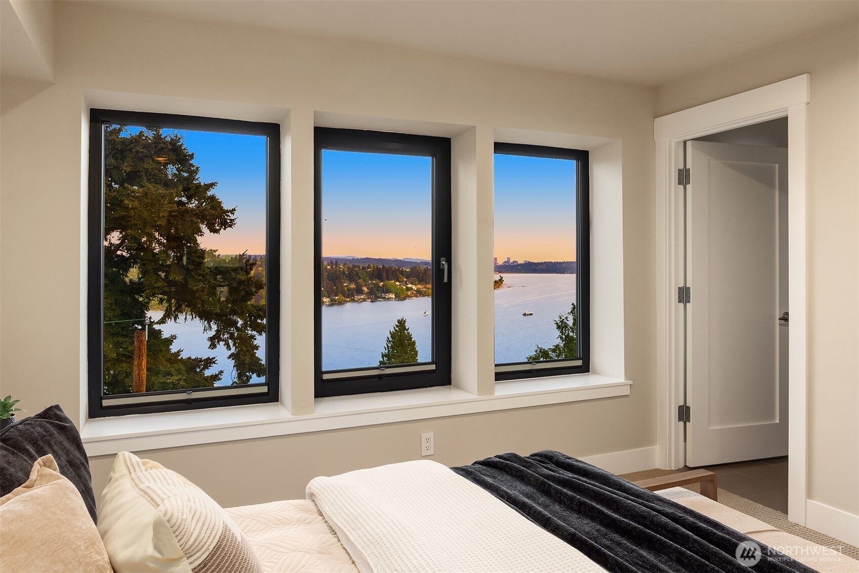 8902 NE 117th Place , Kirkland, WA 98034