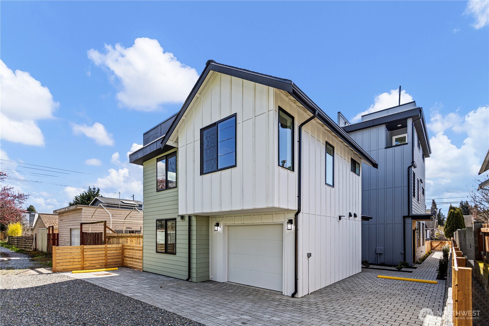 516 N 102nd Street , Seattle, WA 98133