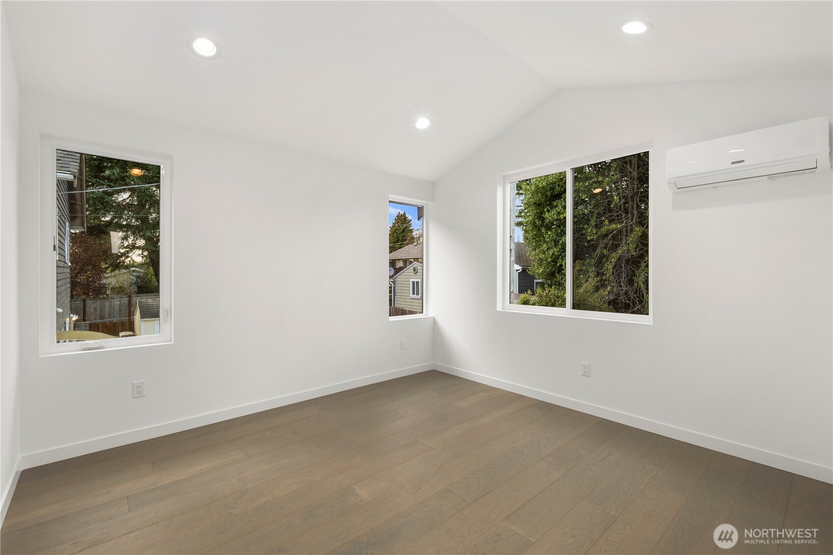 516 N 102nd Street , Seattle, WA 98133