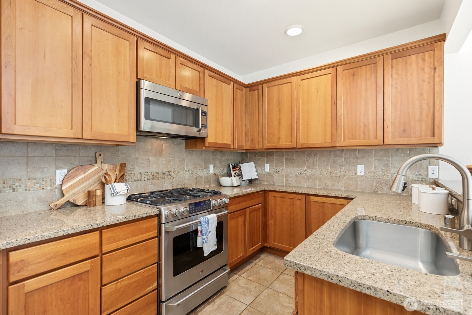 4208 Linden Avenue N, Seattle, WA 98103