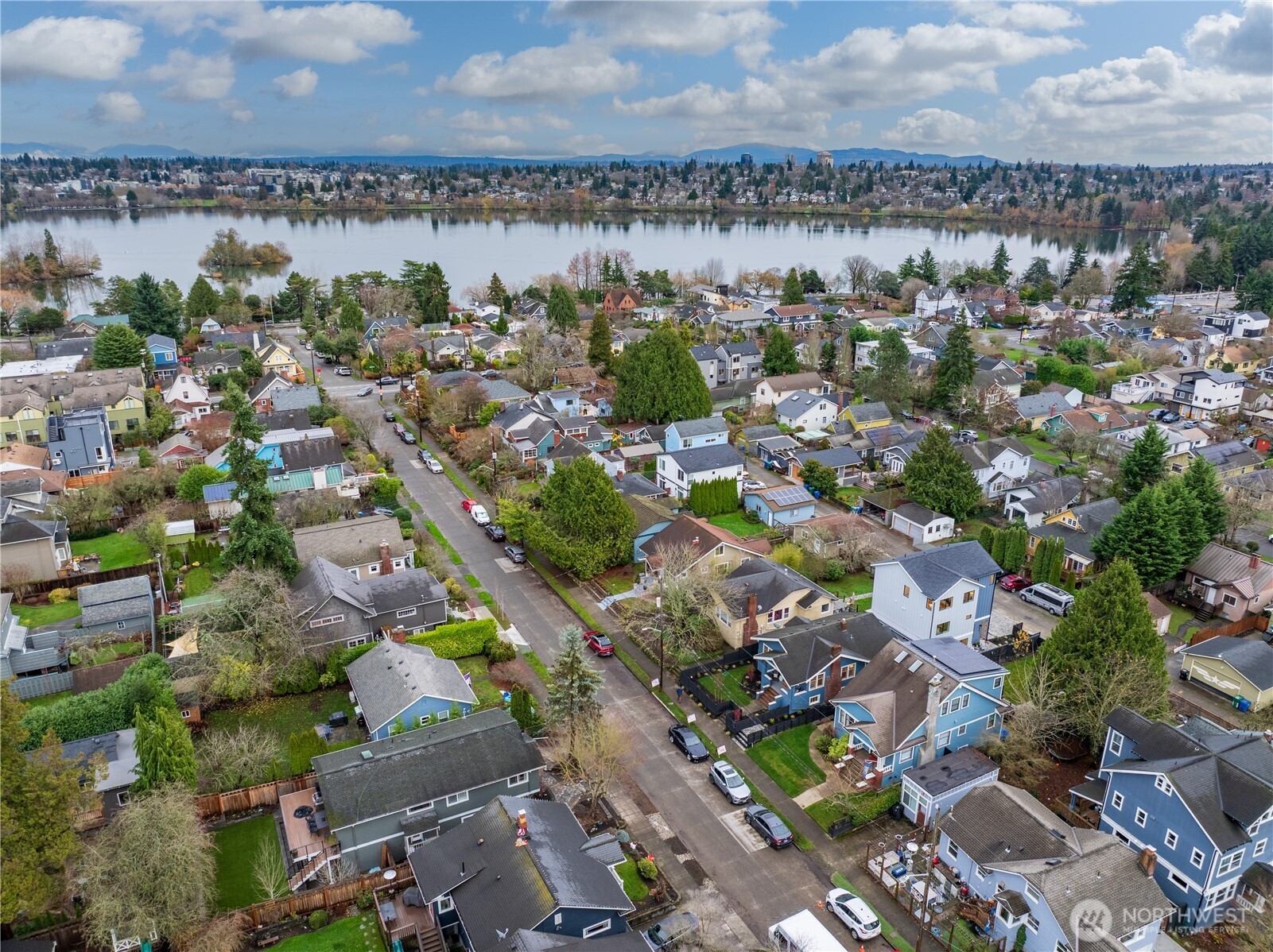 713 B N 70th Street , Seattle, WA 98103
