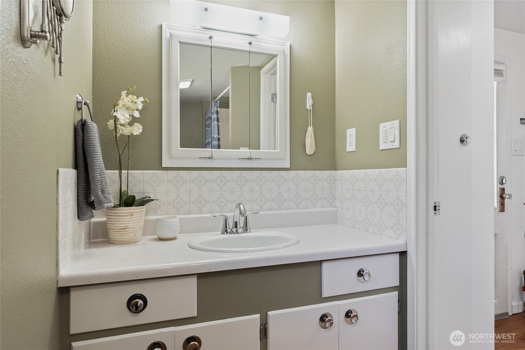 12022 2nd Avenue SW, Seattle, WA 98146-2933