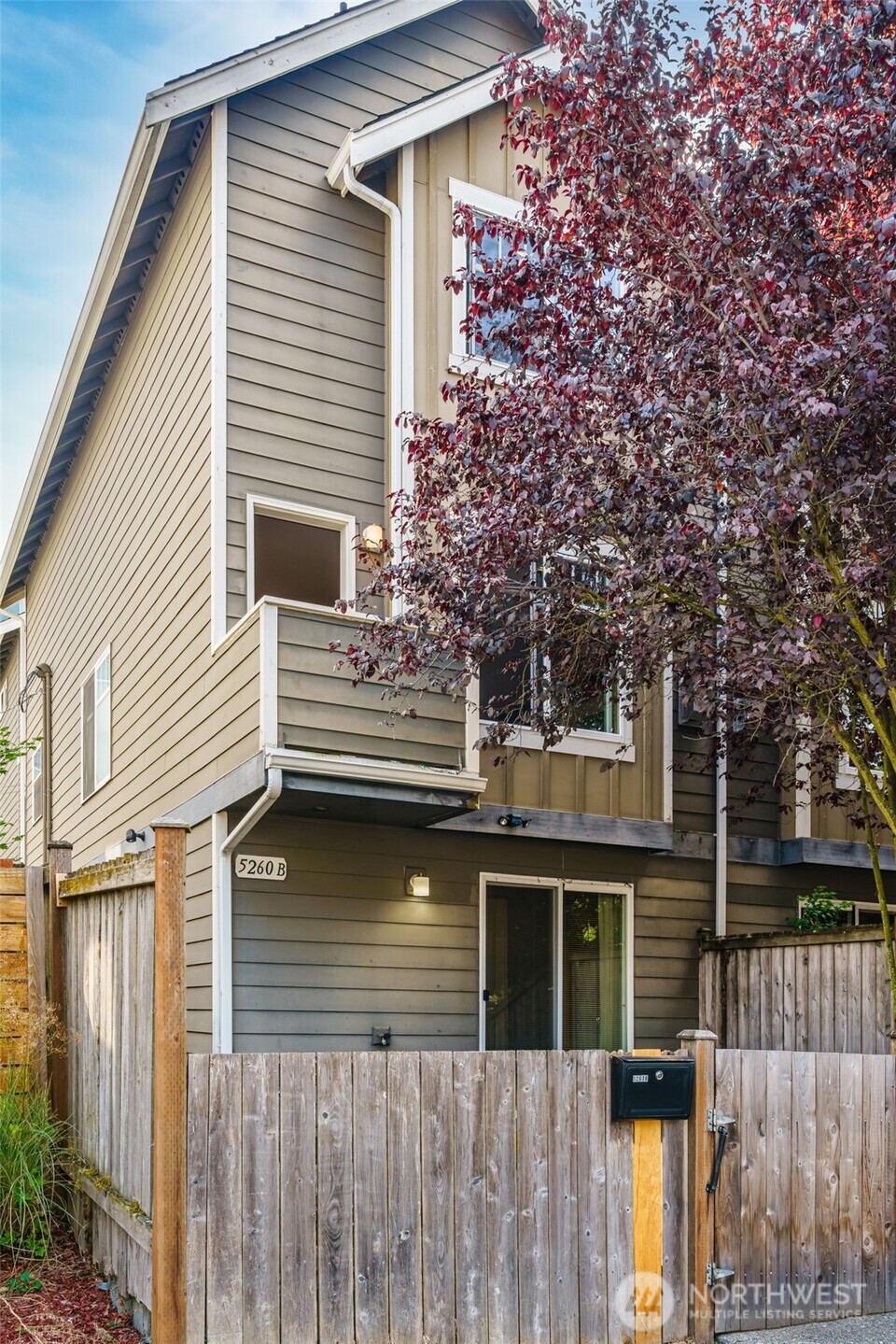 5260 Brooklyn Avenue NE, Seattle, WA 98105