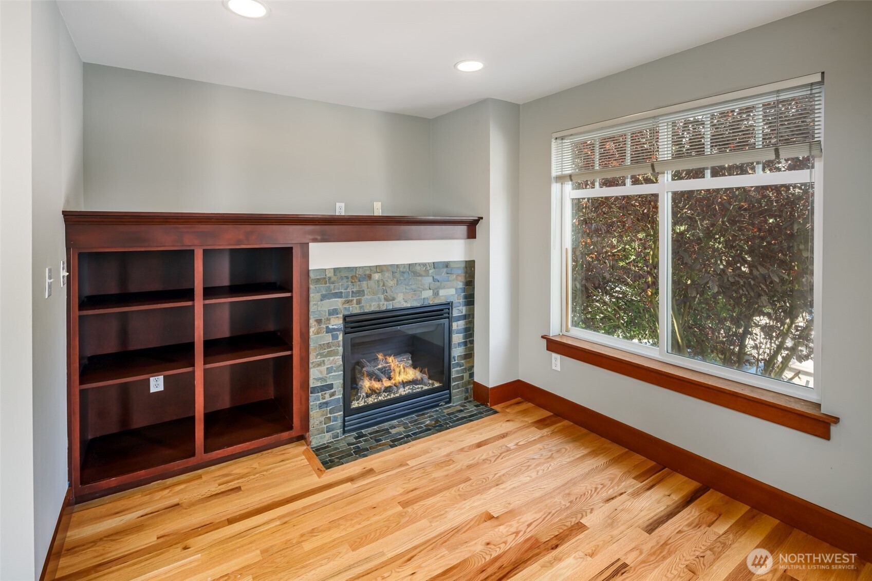 5260 Brooklyn Avenue NE, Seattle, WA 98105